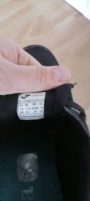 Vând adidași Reebok și Joma