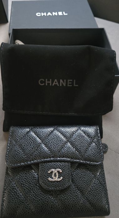 CHANEL Caviar Quilted Compact Flap Wallet в черно