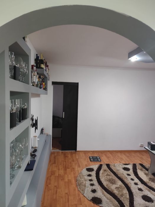 Vind apartament cu 2 camere semidecomandat
