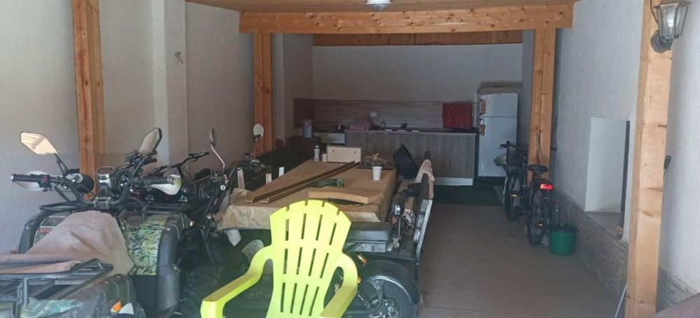 Триетажна Къща с двор в ж.к Меден Рудник