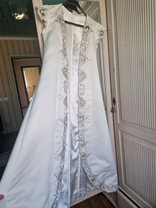 Продам белый камзол