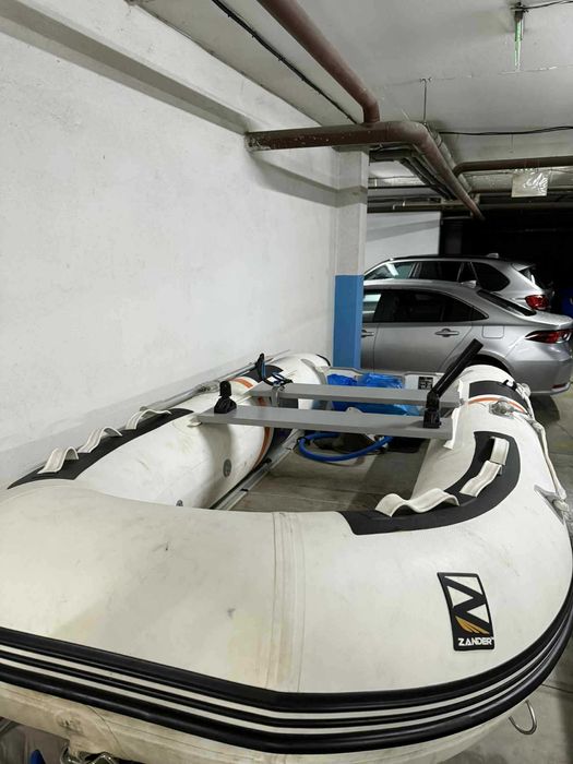 Продавам надуваема лодка ЗАНДЕР 330 С ДВИГАТЕЛ И КОЛЕСАР