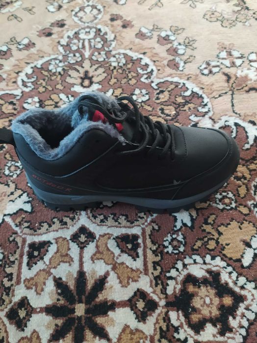 Продавам боти, 37 номер