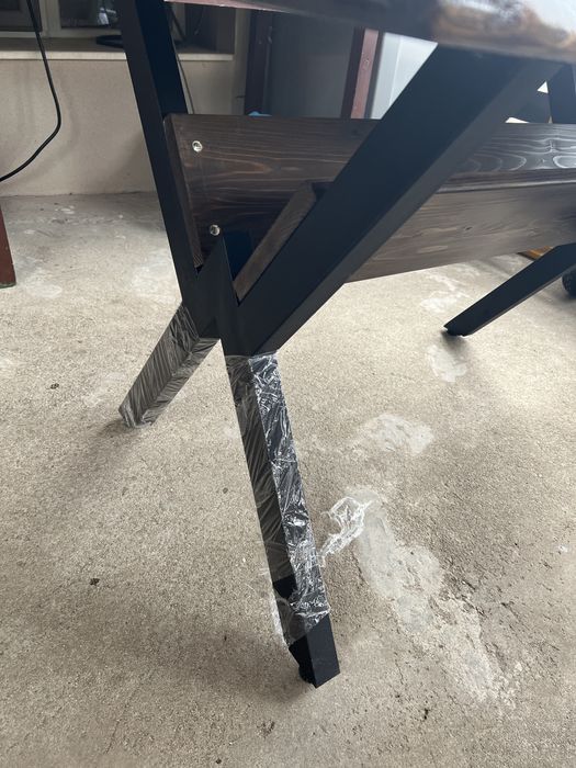 Трапезна маса от естествен материал