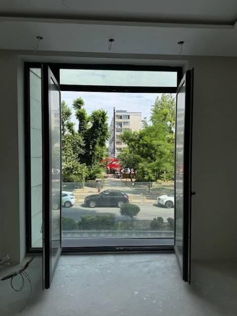 Продава се Двустаен апартамент в Бургас, Лазур - 96 кв.м за 3042 €/кв.м - Снимка #2