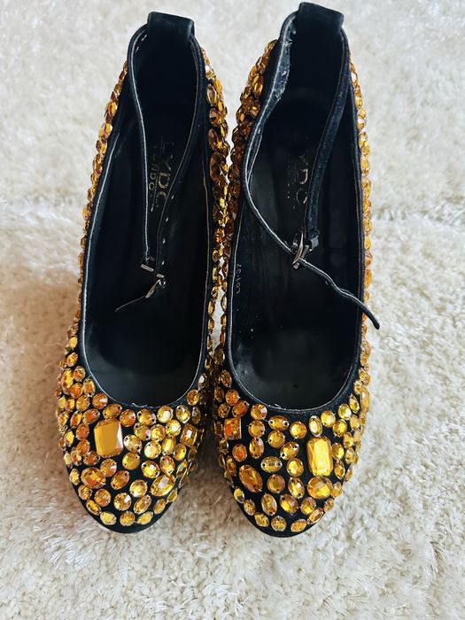 Pantofi negri toc inalt cu pietre aurii