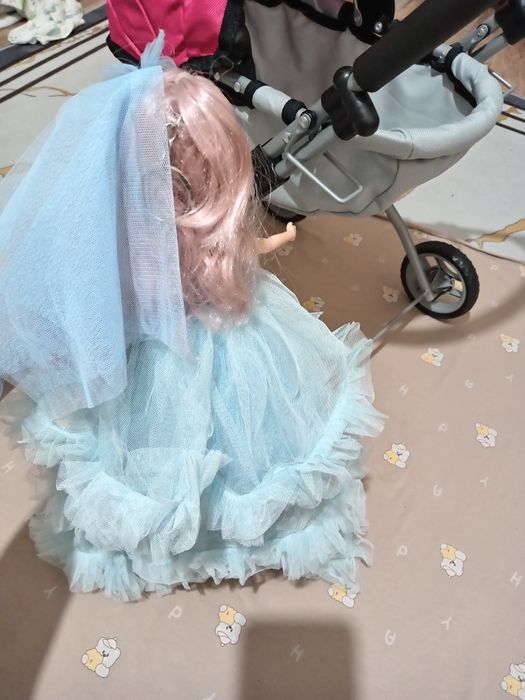 Детскы калеска и қуыршақ