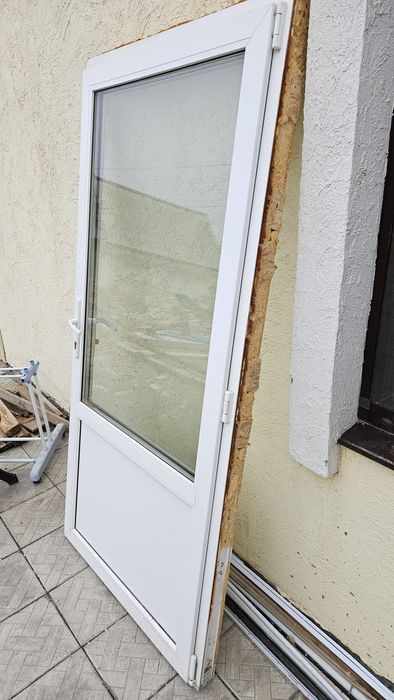 Продам пластиковую дверь.