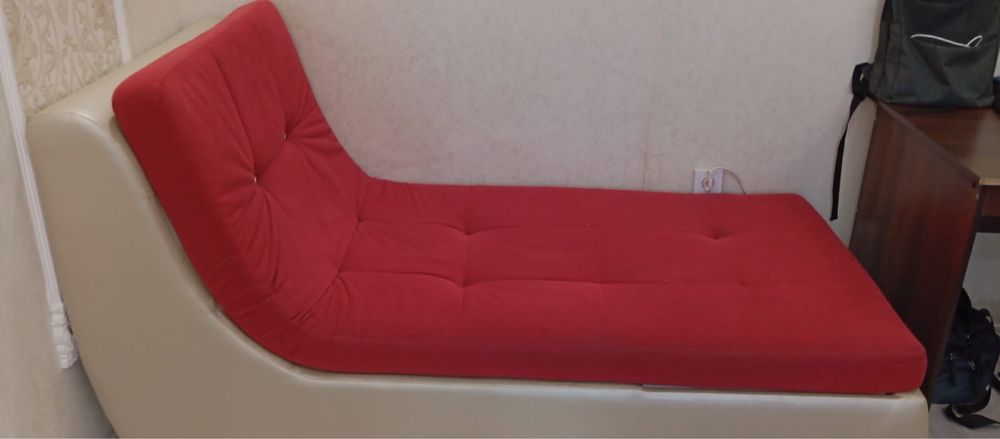 продам диван в комплекте красный