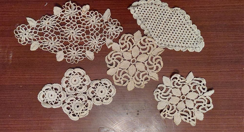 Продавам ръчно изработени битови разкошни карета,  бродирани на една