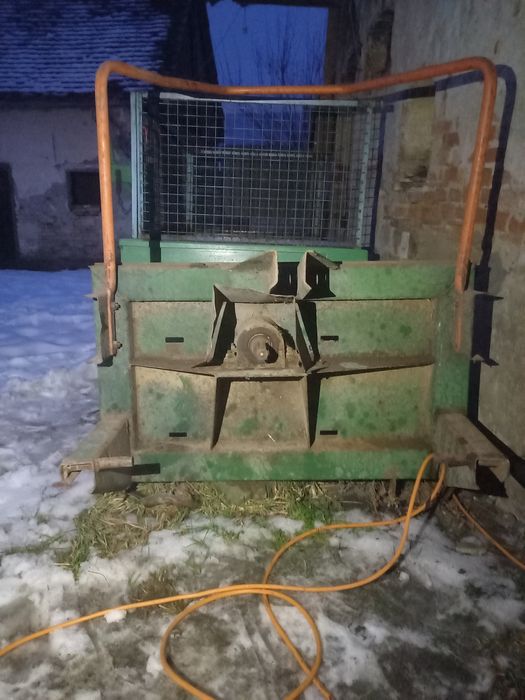 Vând spaegator lemne pentru tractor