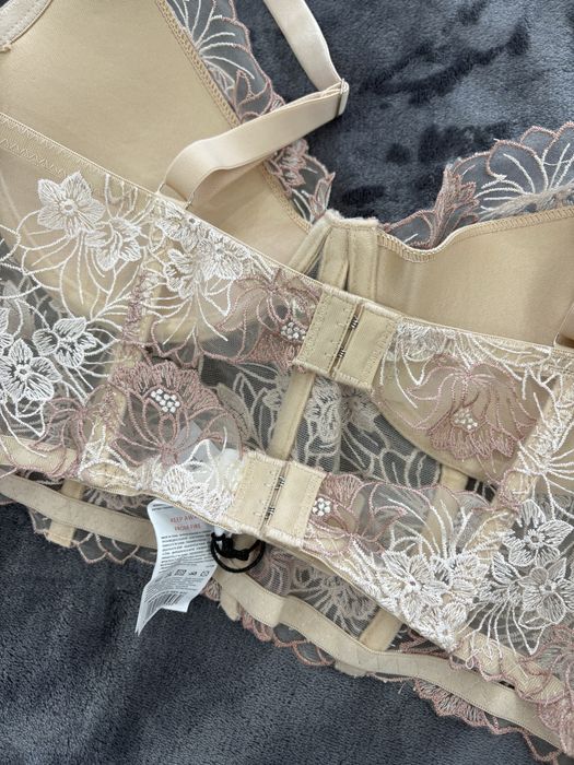 Красиво секси бюстие 85С