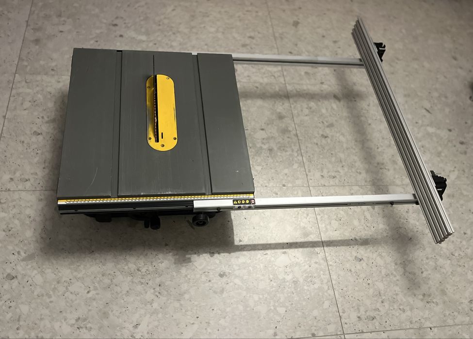 DeWalt DW745 – masă glisantă, șine extinse, suport și soft-start