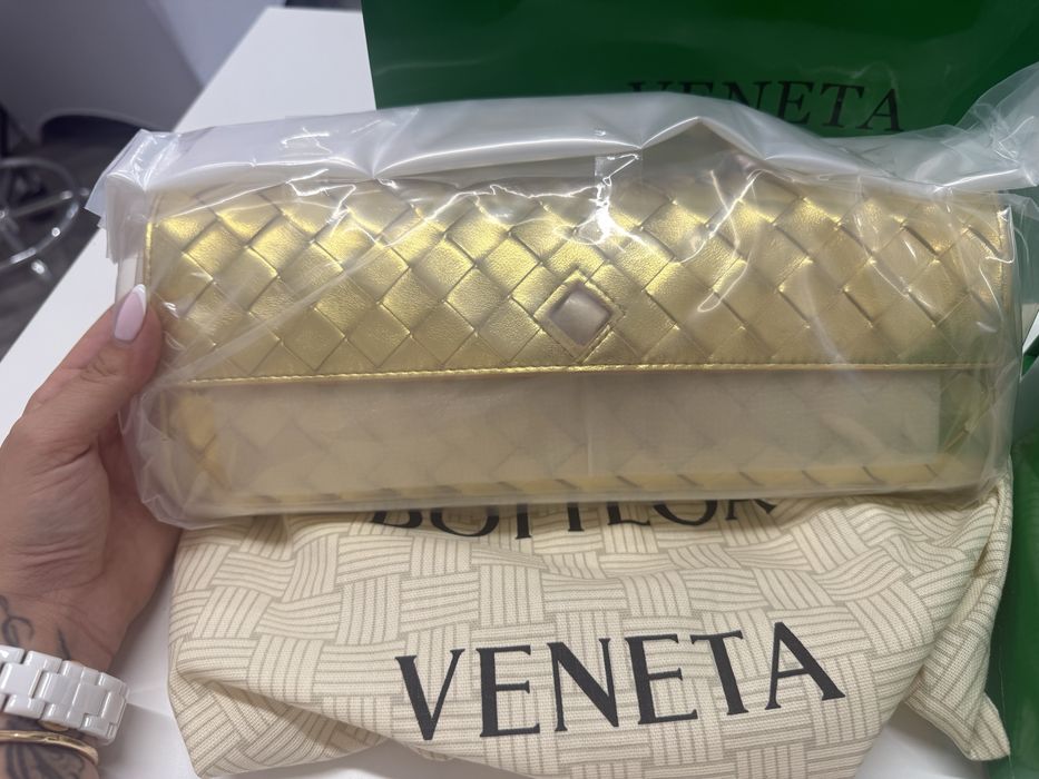 Чисто нова златна чанта Bottega Veneta