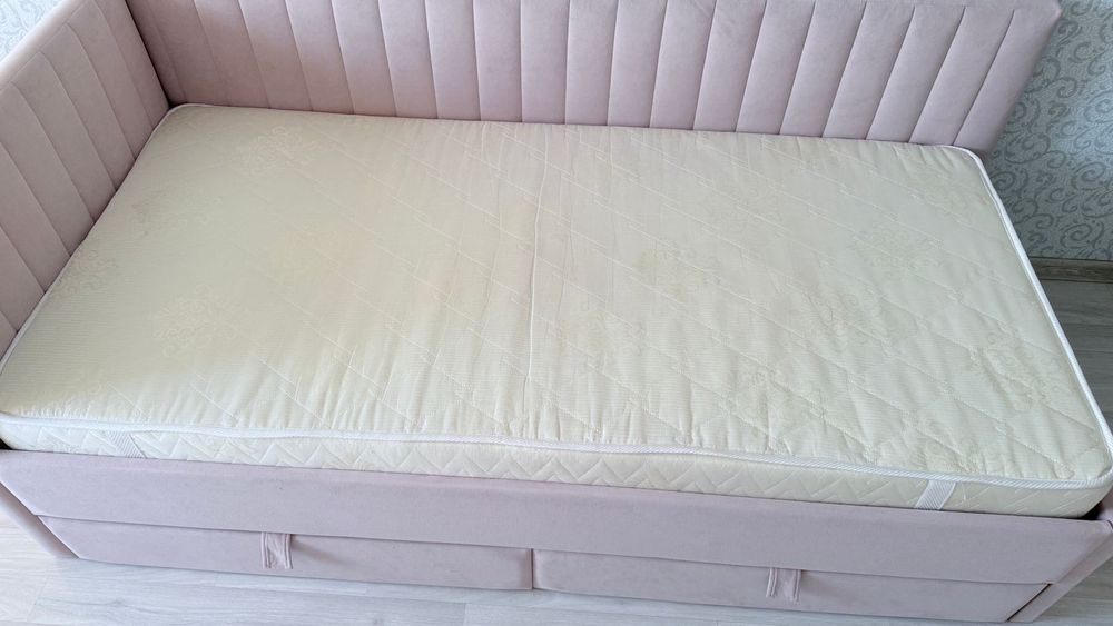 Продам Кровать с матрасом