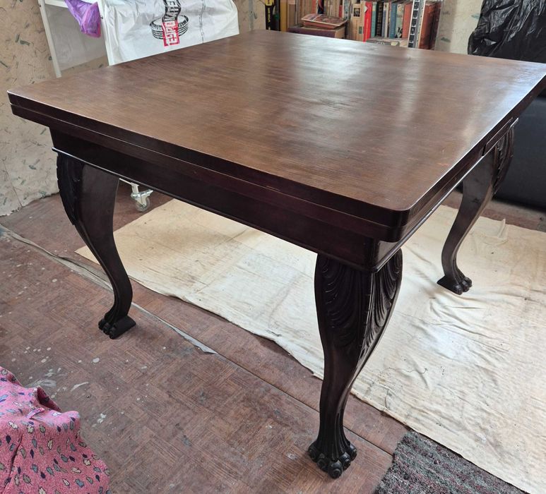 Старинна маса с резбовани крака