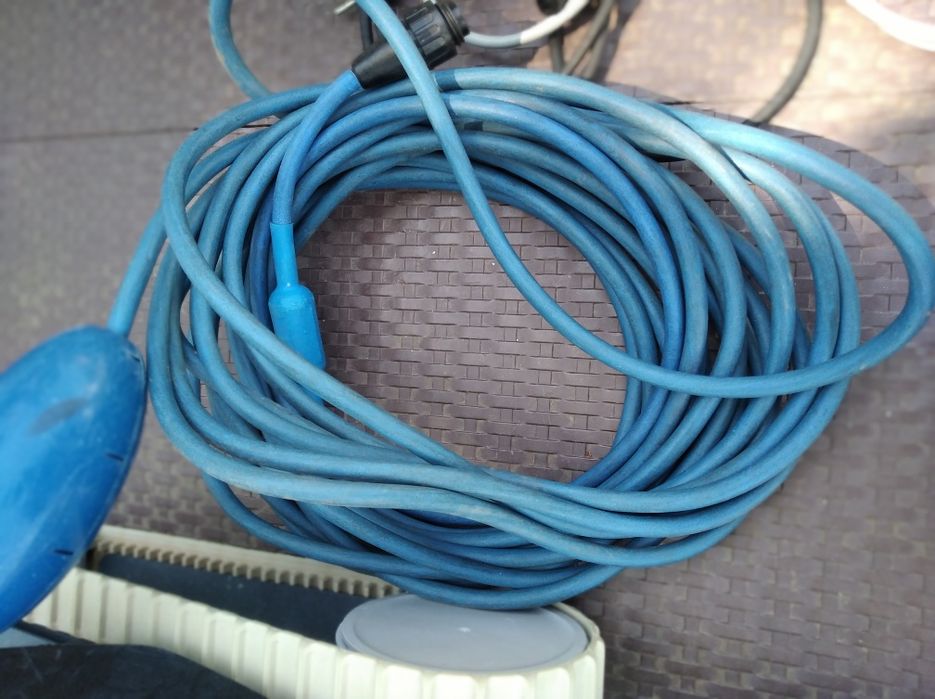 Почистващ робот за басейни Dolphin E25