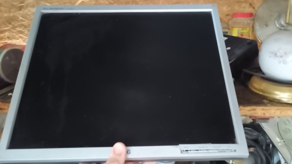 Lot IT: 3 Monitoare LCD (Dell, HP, LG) + Imprimantă Canon & Scanner Mu