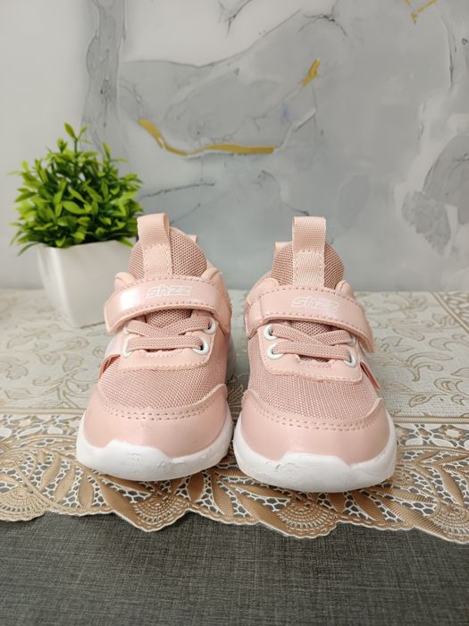 Продам фирменные кроссовки на девочку