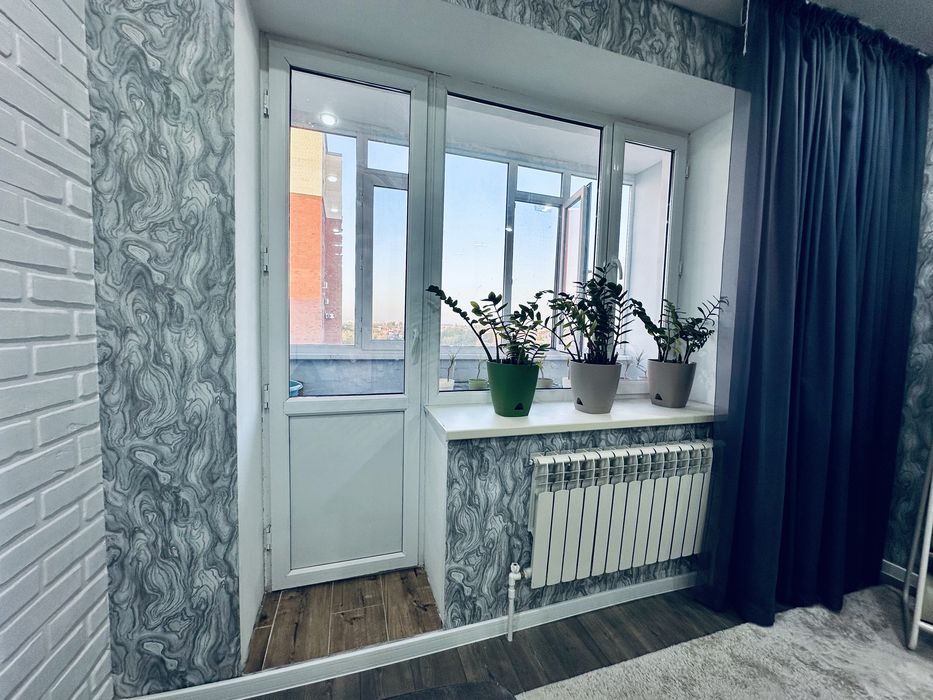 Продам пластиковую раму с дверью