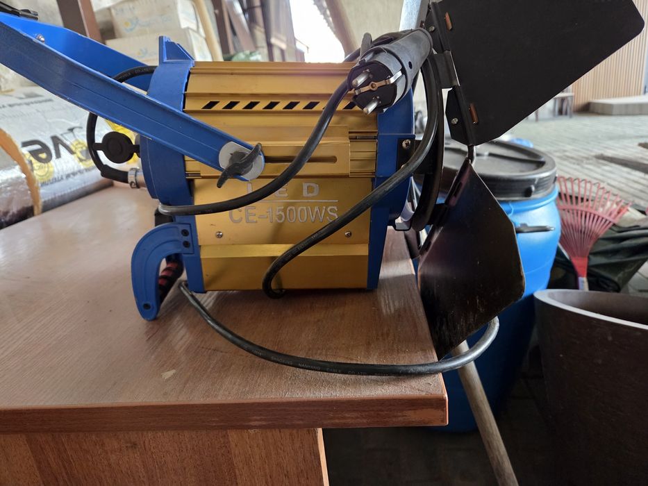 Студийный осветительный стенд штатив