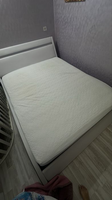 Продам кровать с матрасом (торг!)