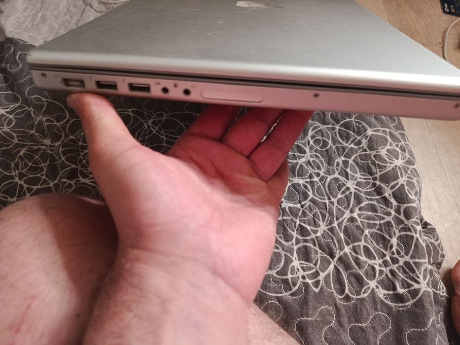 Продам ноутбук старый Apple