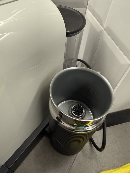 Espressor Nespresso CitiZ&Milk impecabil.