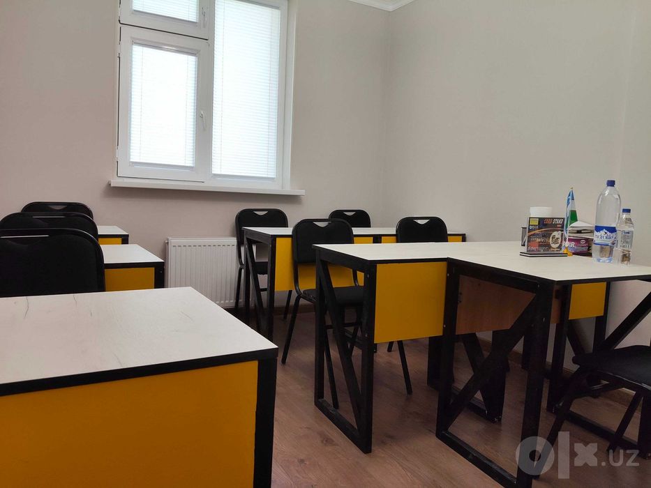 Парта, стул и доска для учебных центров или школ.