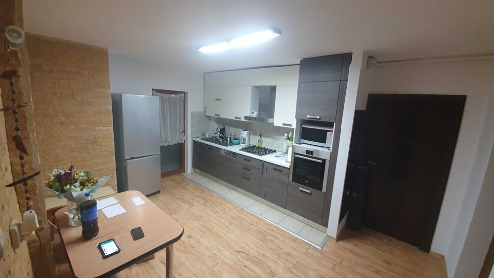 Închiriez apartament cu 4 camere !!!