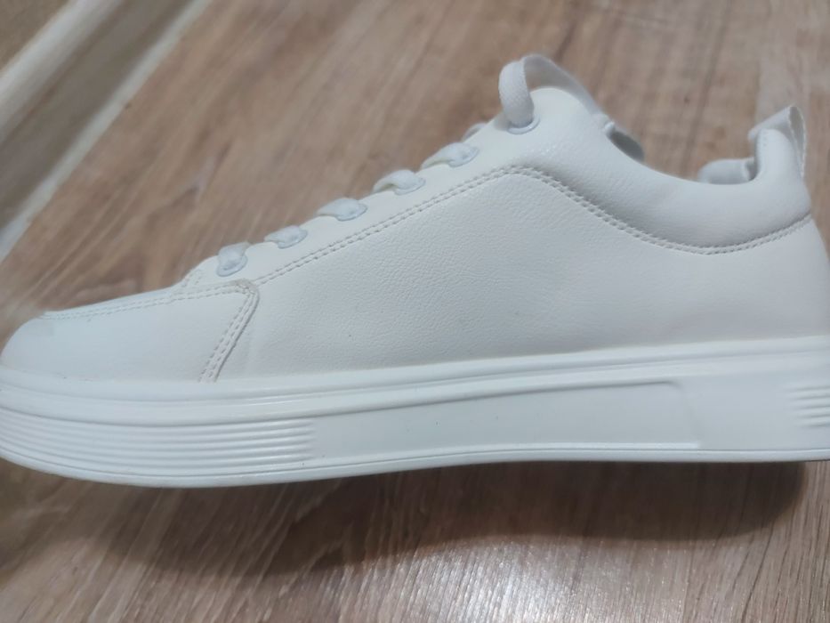 Белая обувь  не использованная