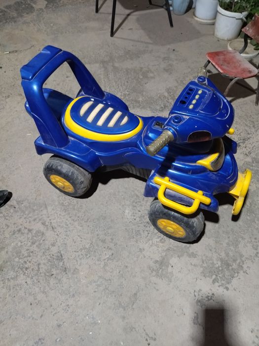 Продам детскую четырёх колёсную машину