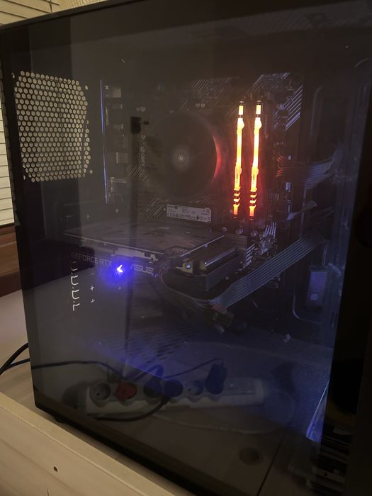 Гейминг компютър с монитор