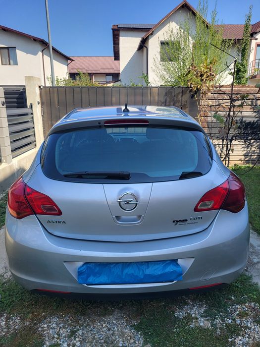 Vând Opel Astra j