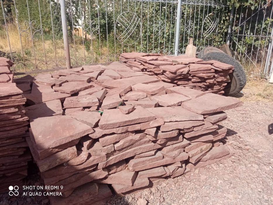 Красный дикий камень