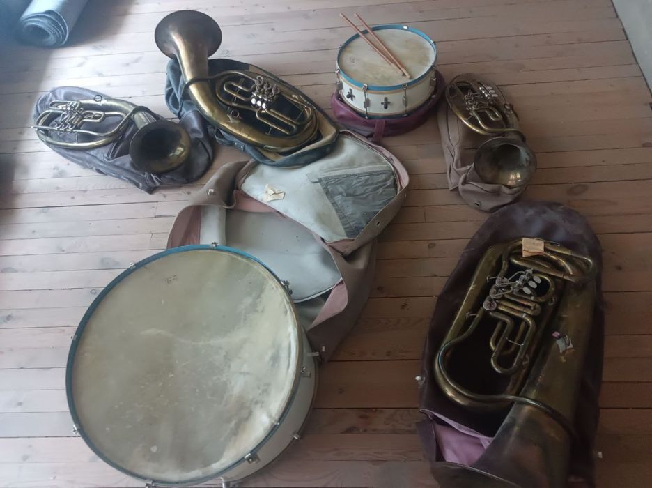 Духовые и ударные инструменты, туба и барабаны