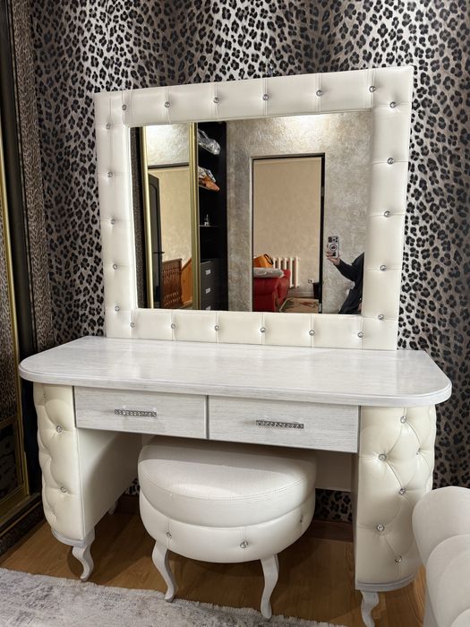 Продам комод с зеркалом