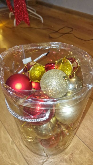 Продавам зелена голяма елха  и бяла елха с коледна украса