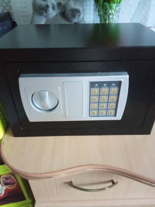 Продам новый сейф и плафоны