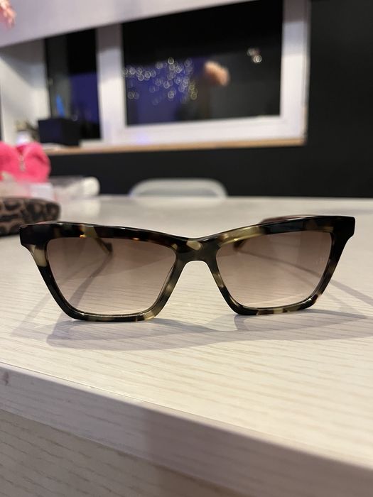 Продавам слънчеви очила