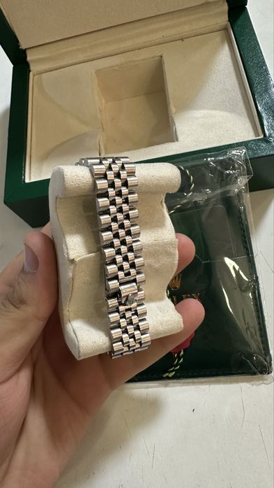 Soat rolex date just yaxshi holatda mexanizmi batareyka kun hafta bor