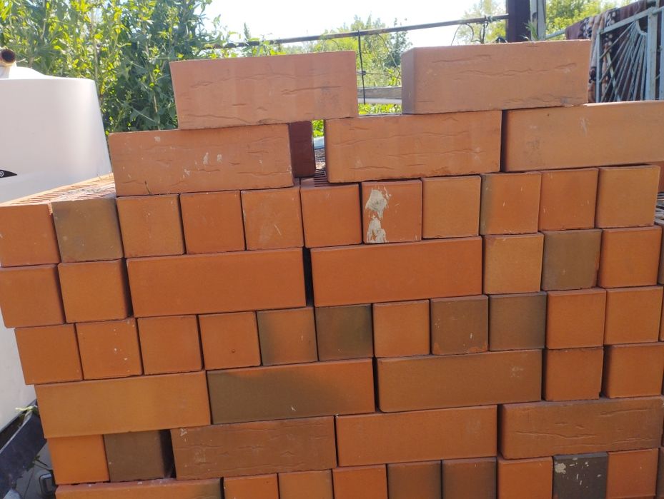 Продам кирпич облицовочный 500 штук.