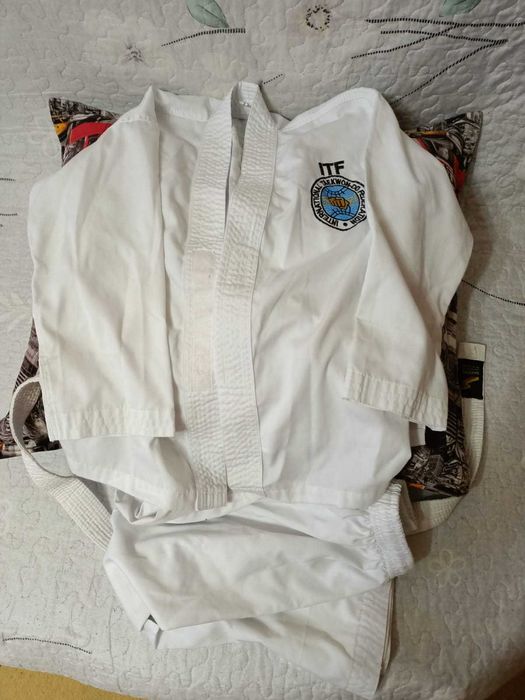 Продам кимоно на ребёнка 4-5 класс .
