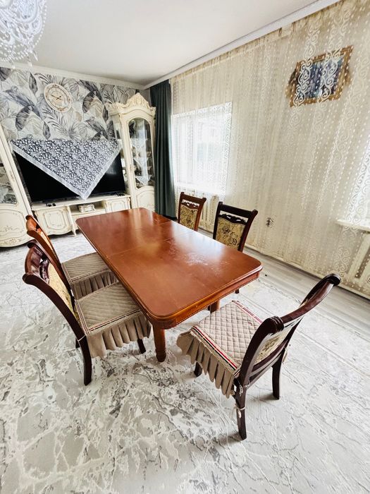 Қатты ағаш столы мен орындықтар