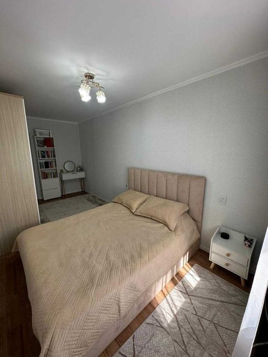 продается 2 ком квартира район Школьник