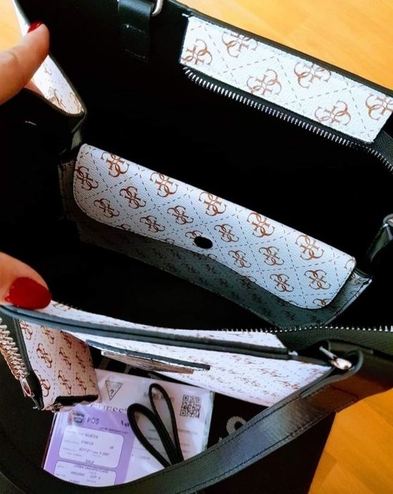 Geanta damă Guess,logo metalic auriu, saculet, etichetă