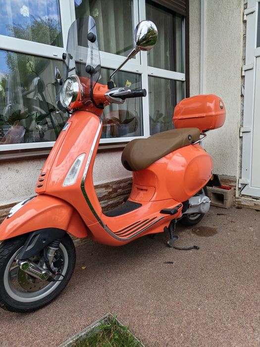 De vânzare un frumos scuter Vespa ,,50, sau schimb cu modelul 125 GT, ofer diferenta