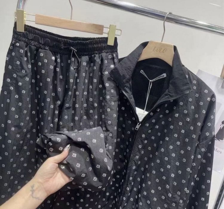 Set geaca subțire cu pantaloni prevăzut cu strasuri