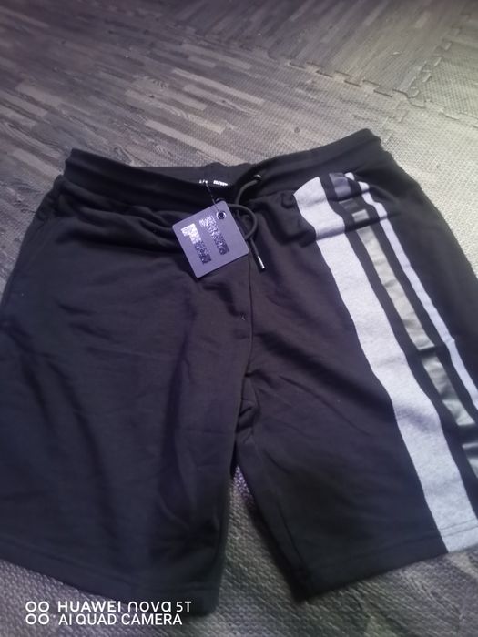 Pantaloni scurți. Eleven  degrees