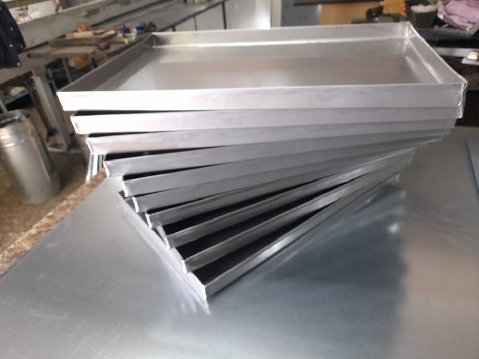 Tavi din inox si tabla neagra  patiserie/ panificatie